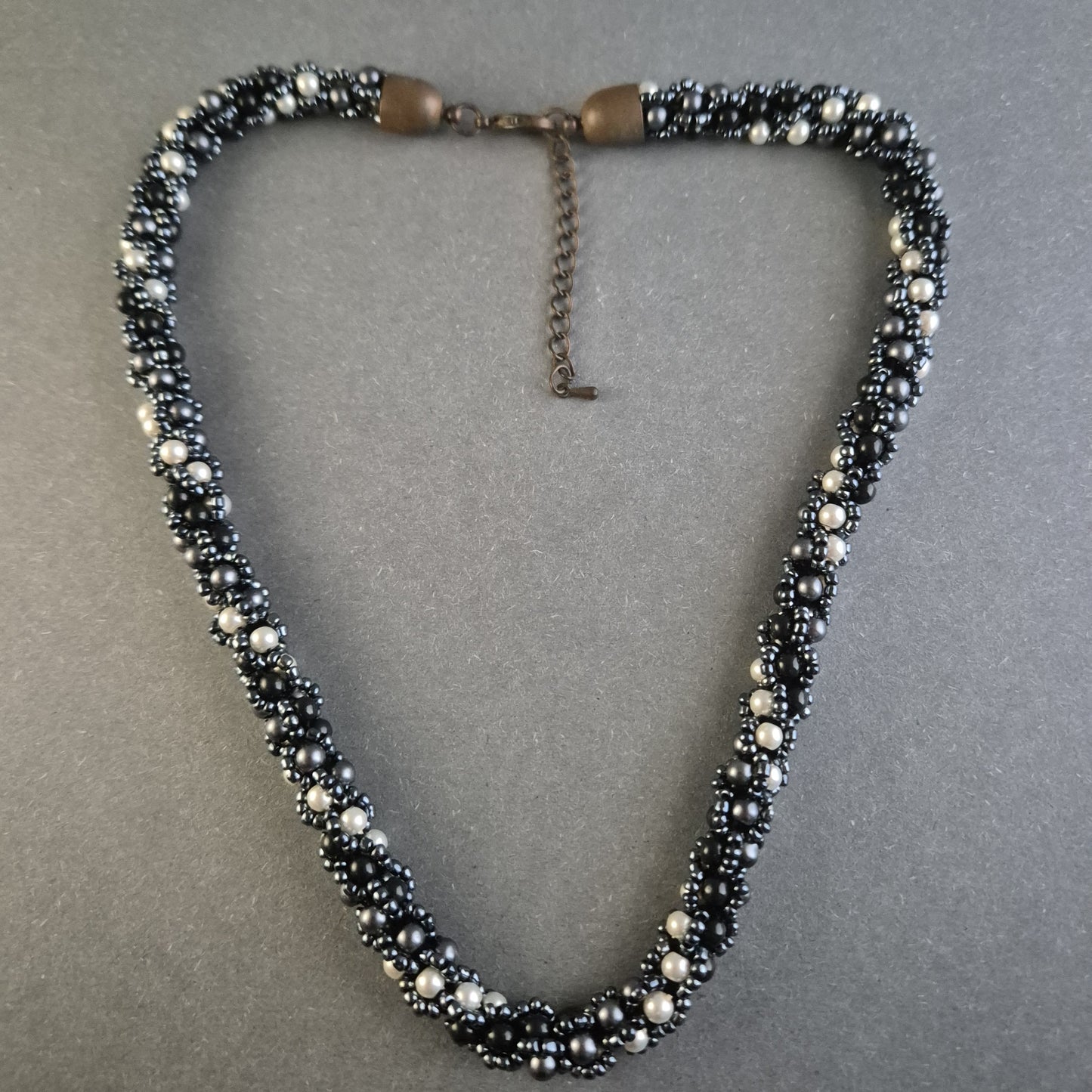 Handgefertigte Perlenkette in Schwarz & Weiß – Elegantes geflochtenes Design