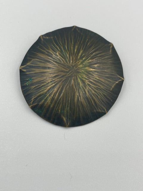 Antike runde Brosche aus Bronze – Unikat mit kunstvollem Muster von UWE