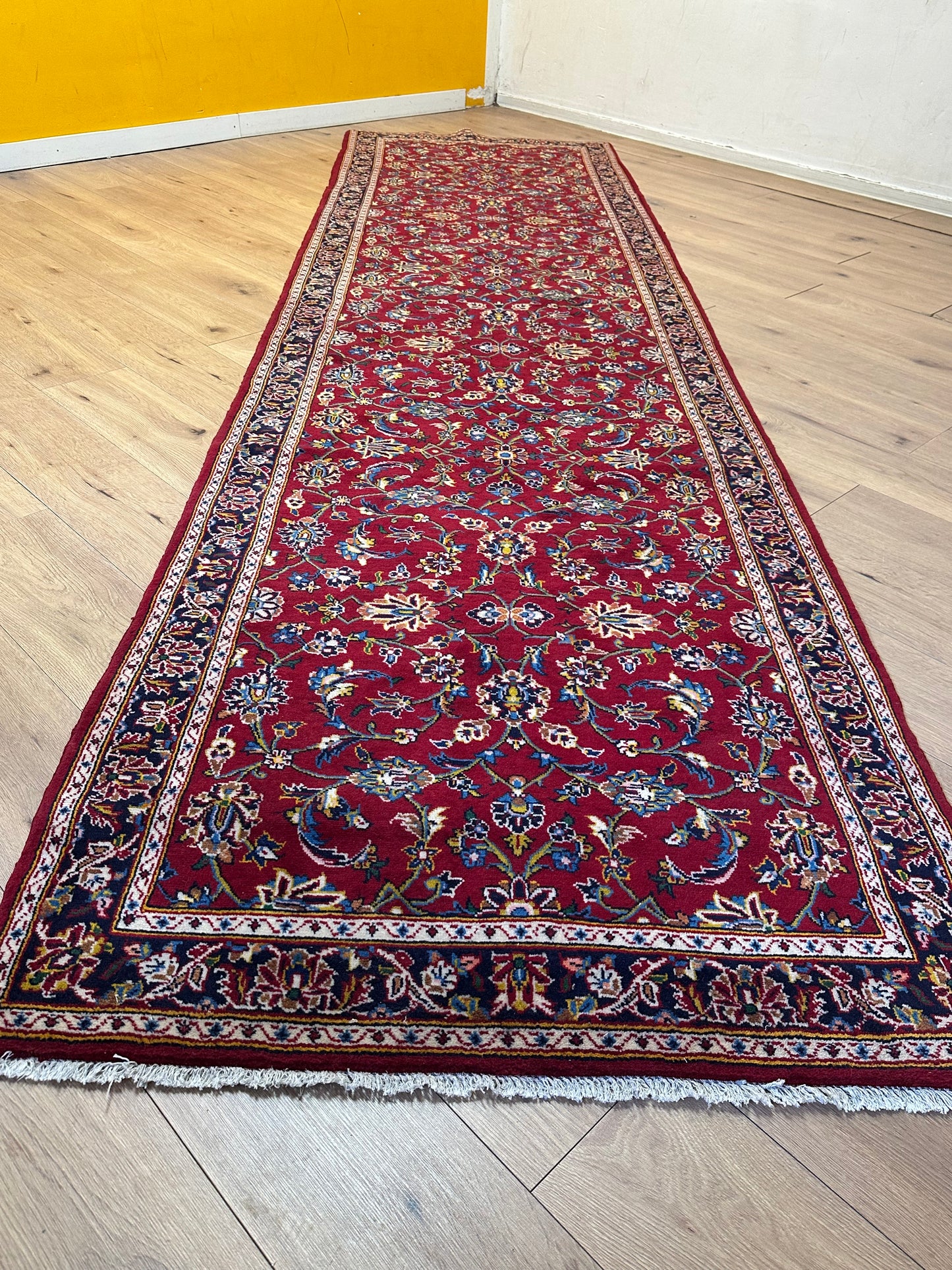 Keschan Läufer Schurwolle Rot mit floralem Rankenmuster