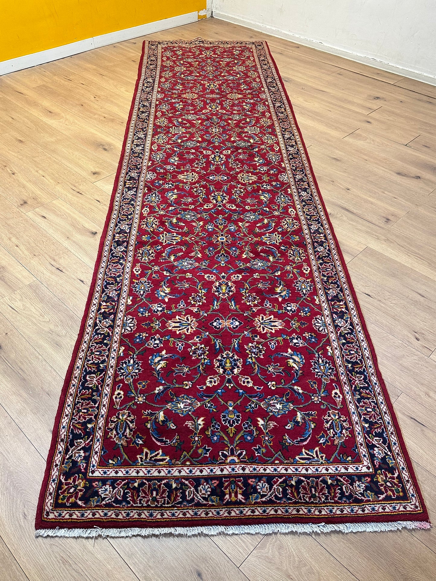 Keschan Läufer Schurwolle Rot mit floralem Rankenmuster