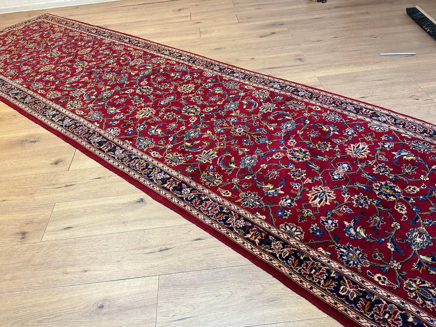 Keschan Läufer Schurwolle Rot mit floralem Rankenmuster