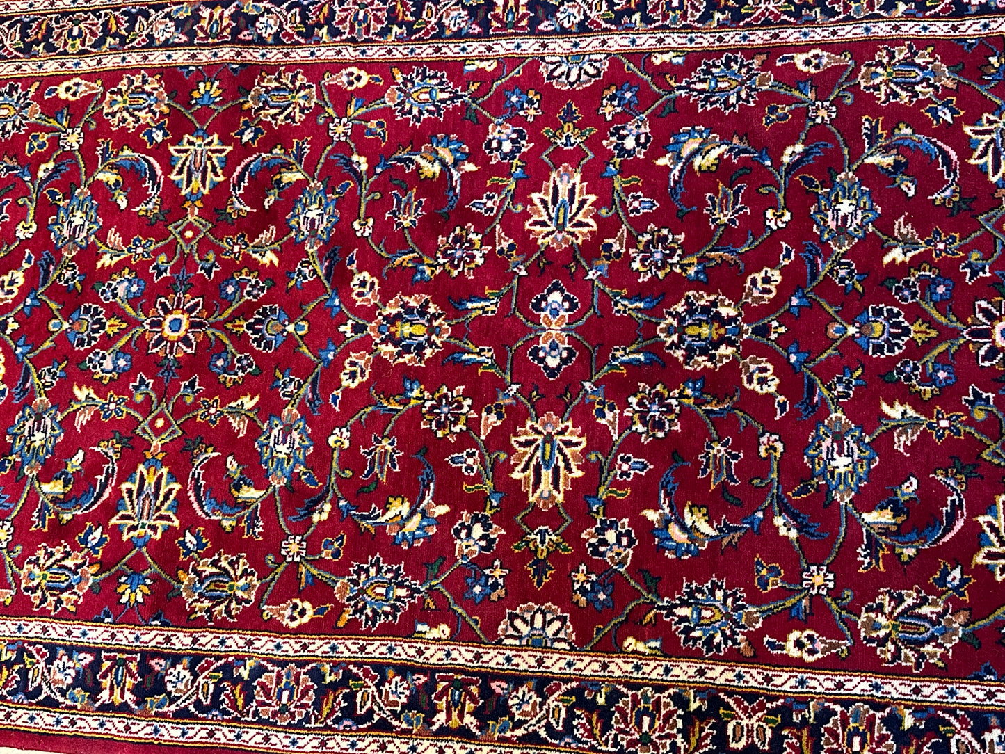 Keschan Läufer Schurwolle Rot mit floralem Rankenmuster