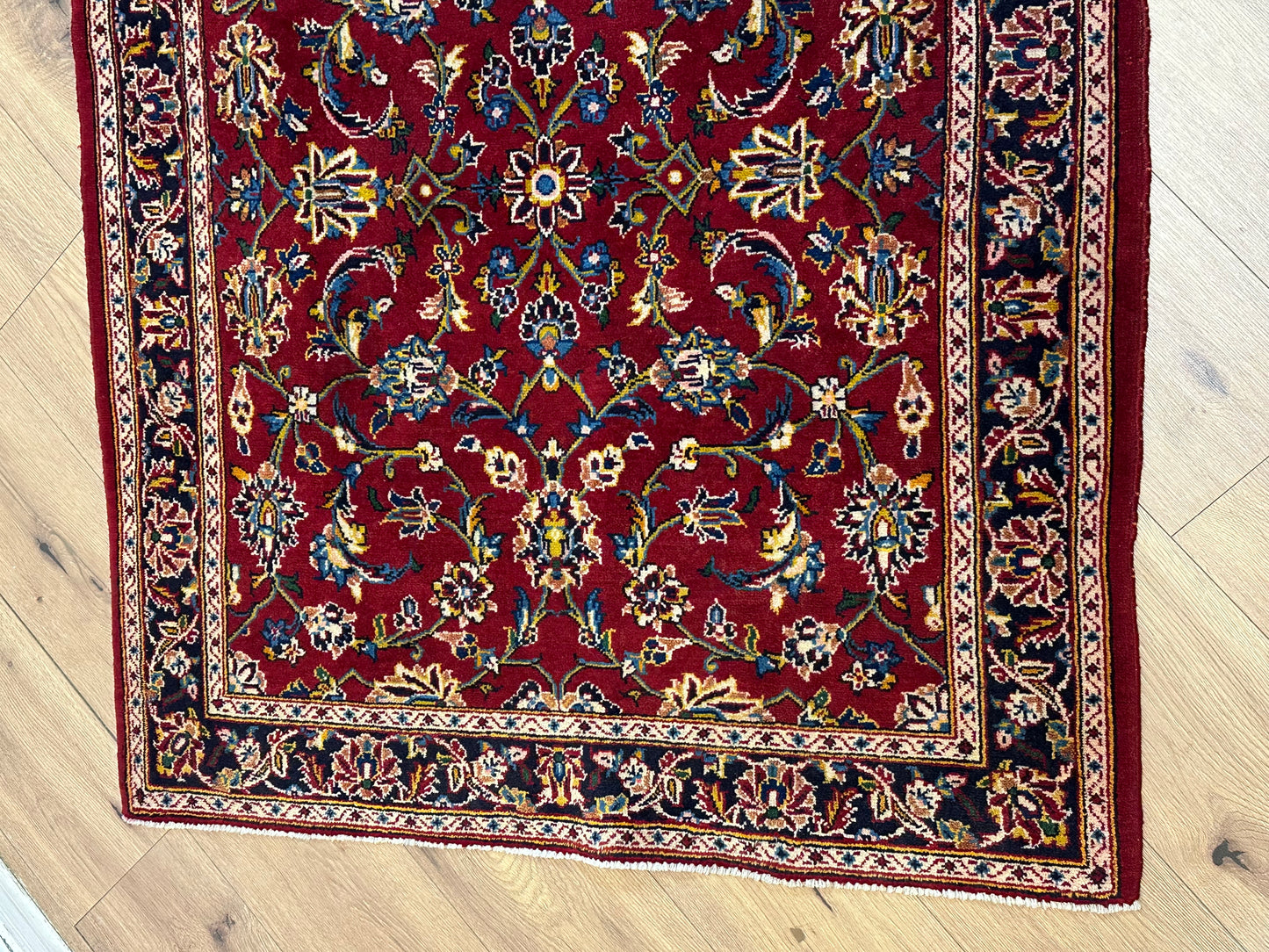 Keschan Läufer Schurwolle Rot mit floralem Rankenmuster