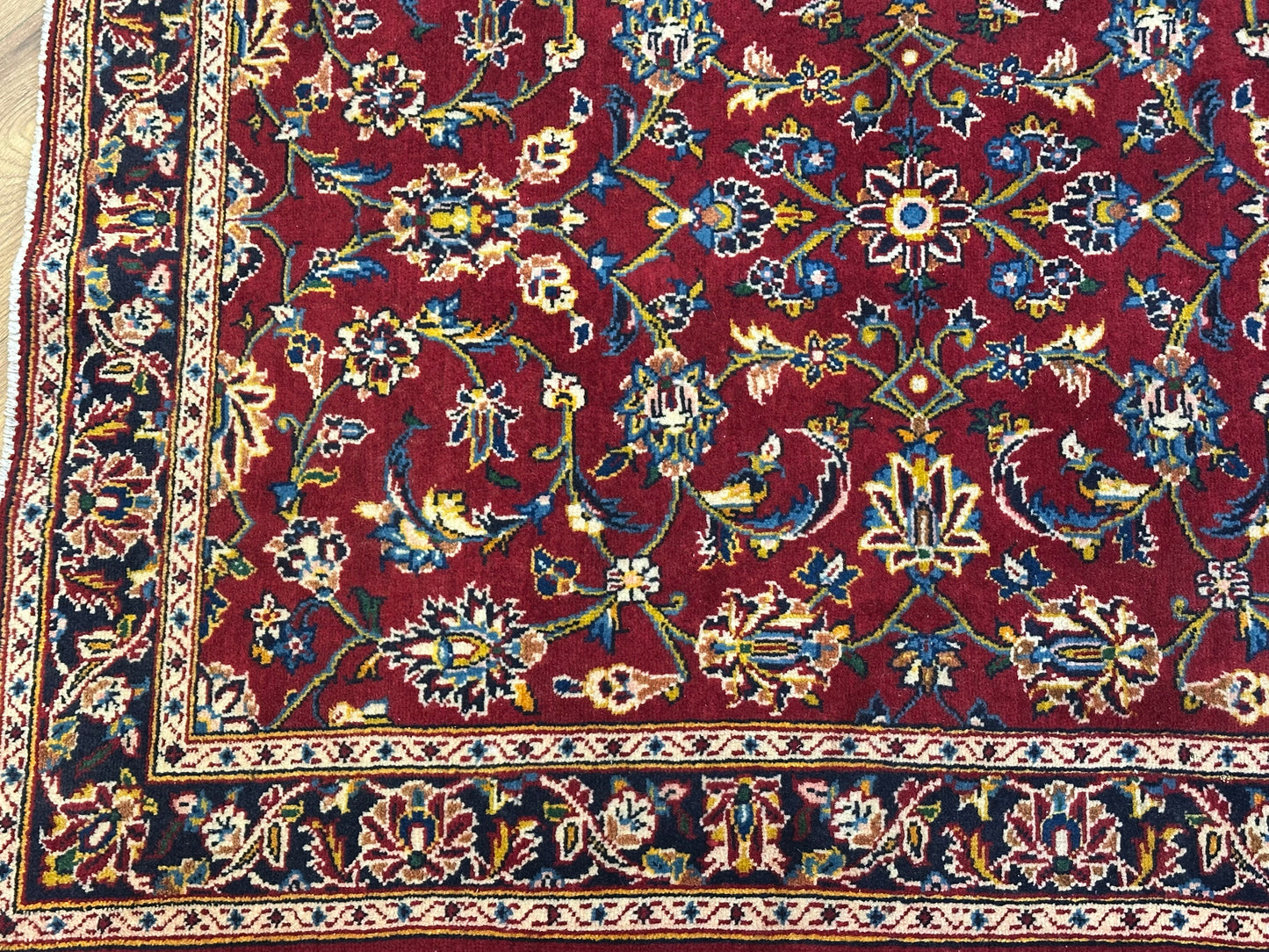 Keschan Läufer Schurwolle Rot mit floralem Rankenmuster