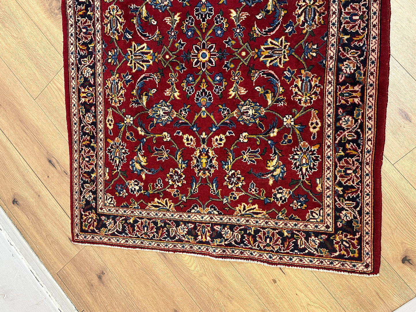 Keschan Läufer Schurwolle Rot mit floralem Rankenmuster