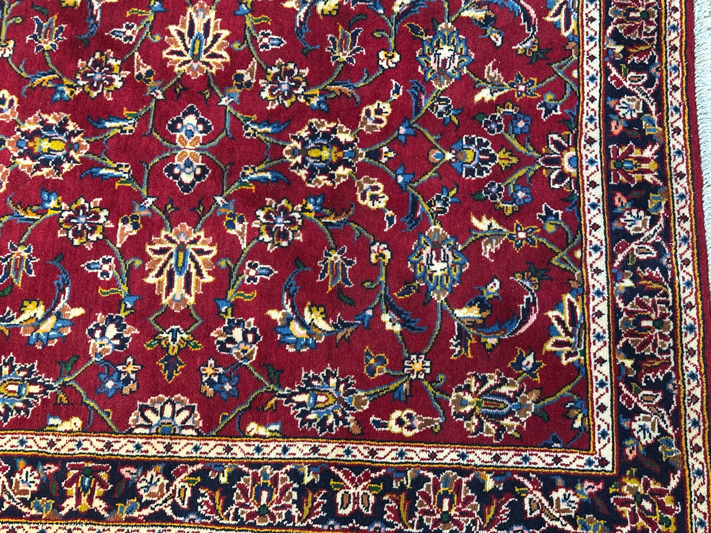 Keschan Läufer Schurwolle Rot mit floralem Rankenmuster