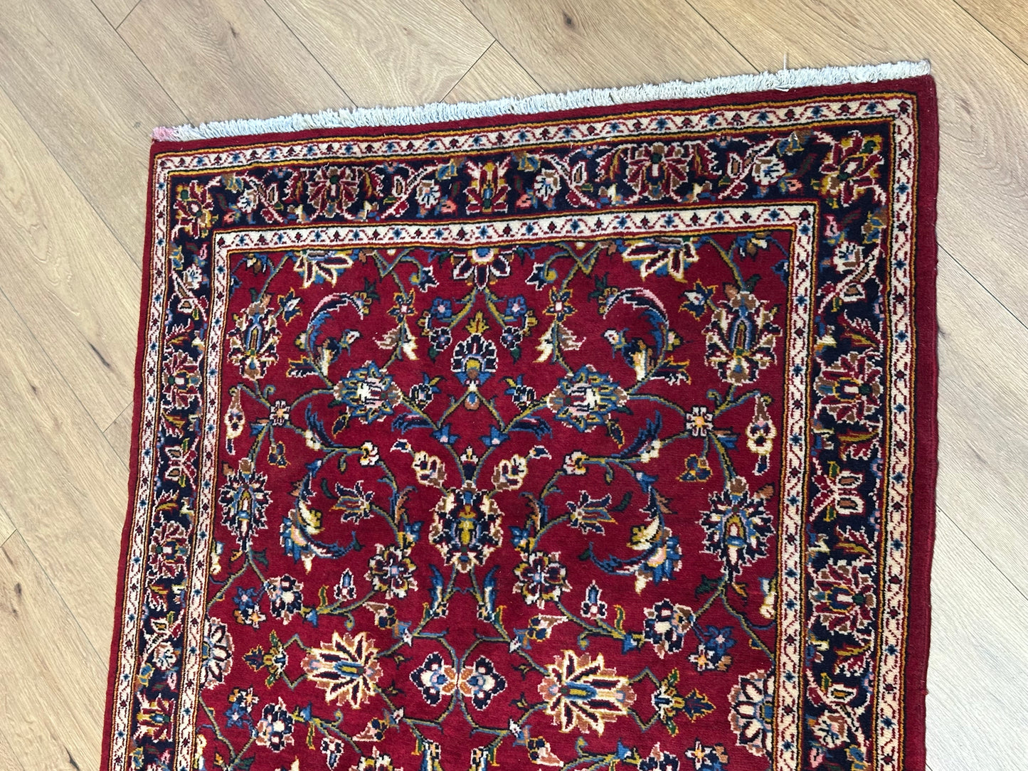 Keschan Läufer Schurwolle Rot mit floralem Rankenmuster