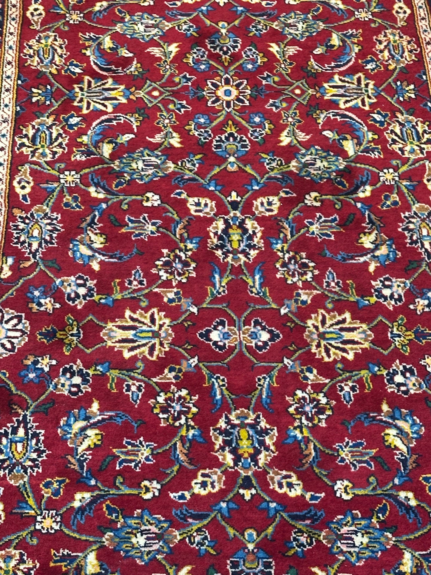 Keschan Läufer Schurwolle Rot mit floralem Rankenmuster