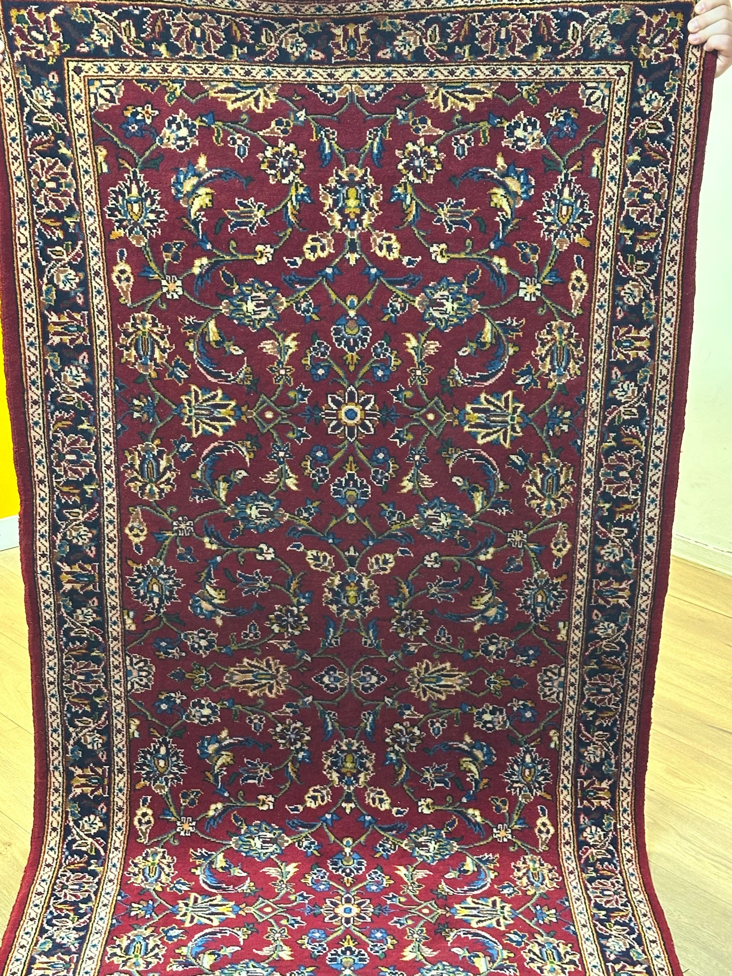 Keschan Läufer Schurwolle Rot mit floralem Rankenmuster