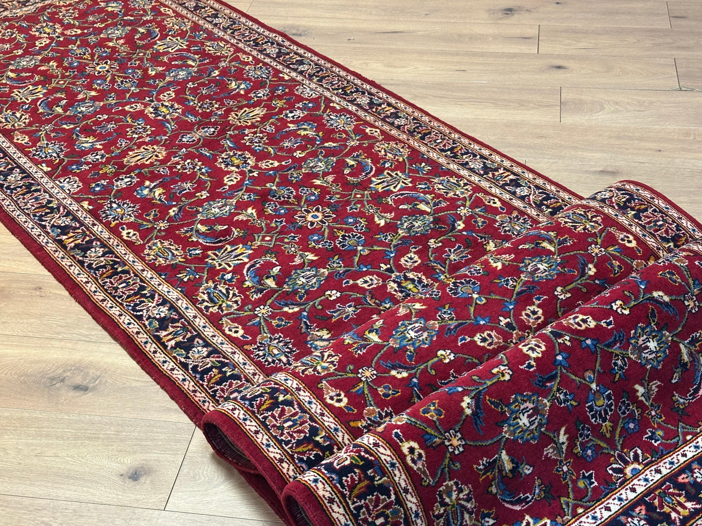 Keschan Läufer Schurwolle Rot mit floralem Rankenmuster