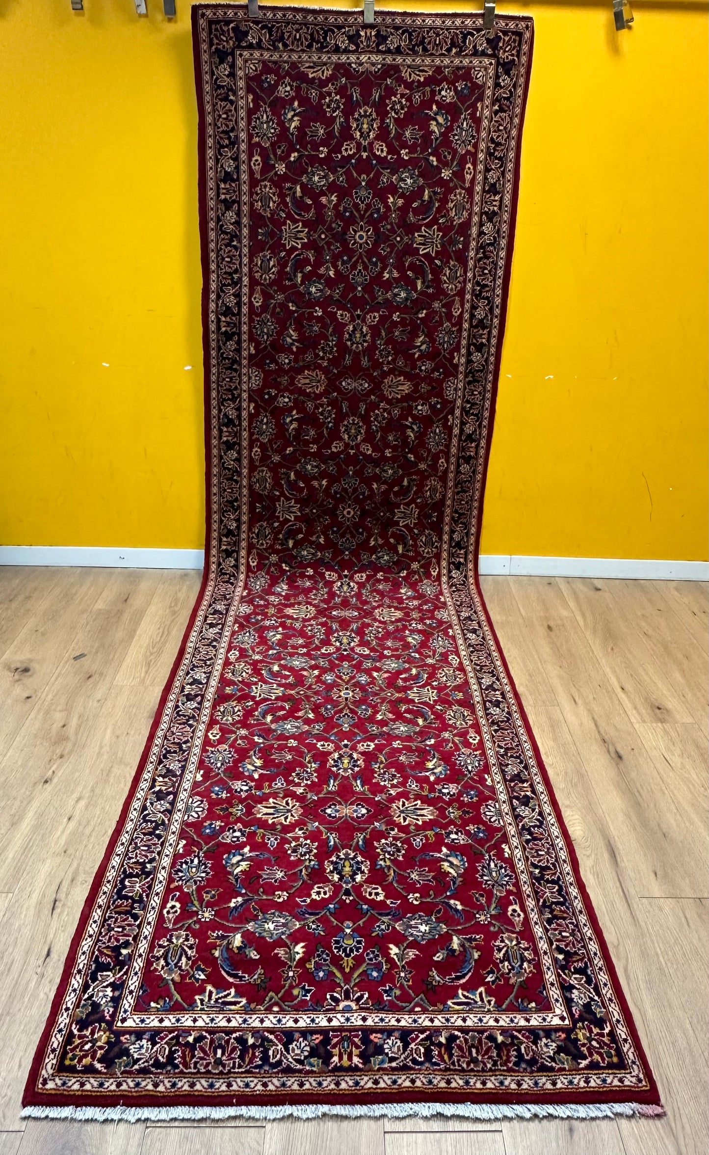 Keschan Läufer Schurwolle Rot mit floralem Rankenmuster