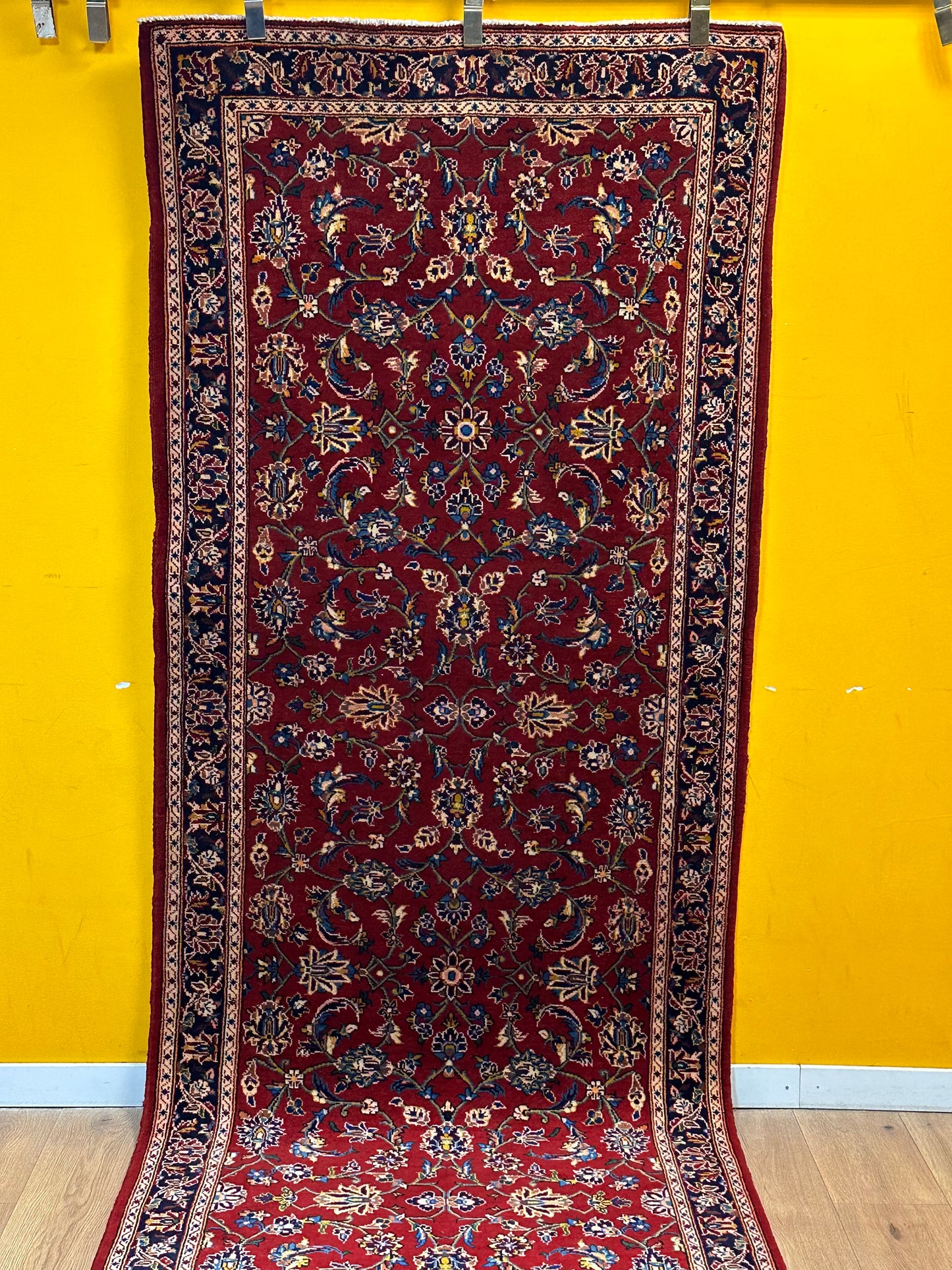 Keschan Läufer Schurwolle Rot mit floralem Rankenmuster