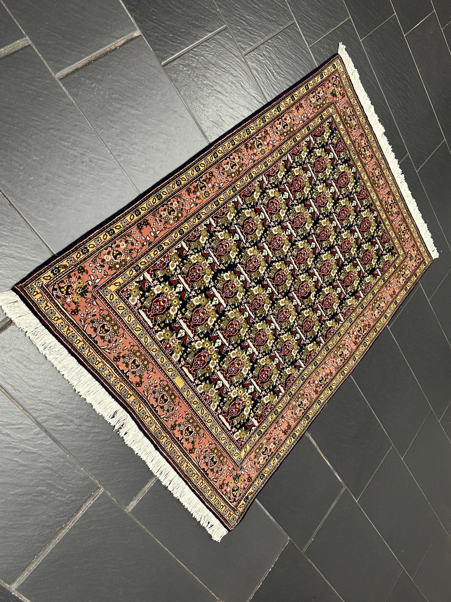Orientteppich handgeknüpft Täbriz Vasenmuster mit Seide 150x104