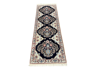 Orientteppich handgeknüpft Nain fein mit Seide 142 × 50 cm