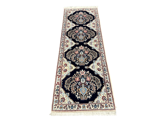 Orientteppich handgeknüpft Nain fein mit Seide 142 × 50 cm