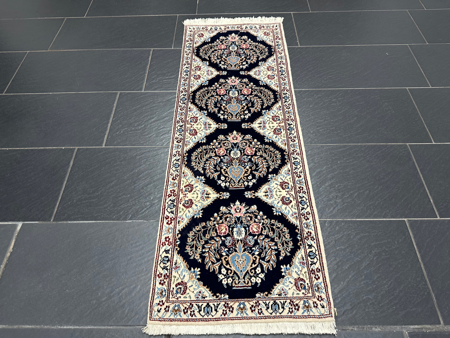 Orientteppich handgeknüpft Nain fein mit Seide 142 × 50 cm