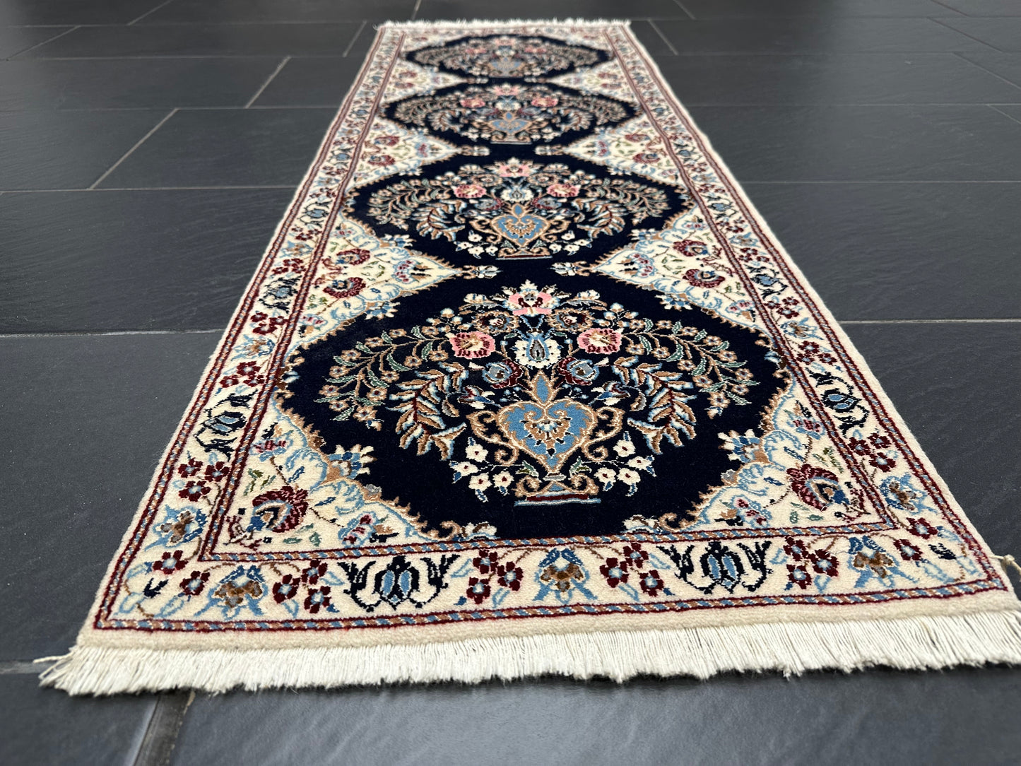 Orientteppich handgeknüpft Nain fein mit Seide 142 × 50 cm