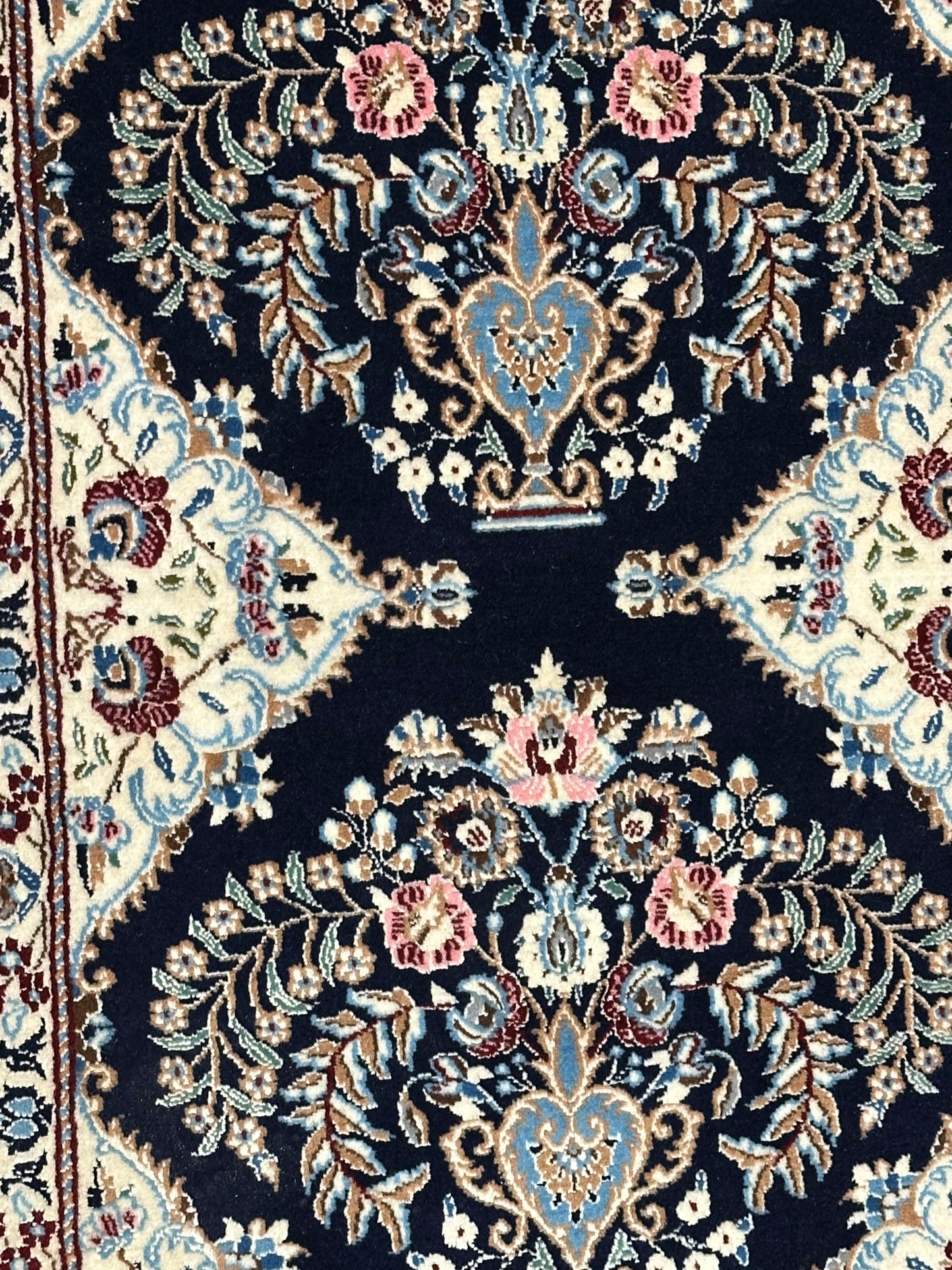 Orientteppich handgeknüpft Nain fein mit Seide 142 × 50 cm