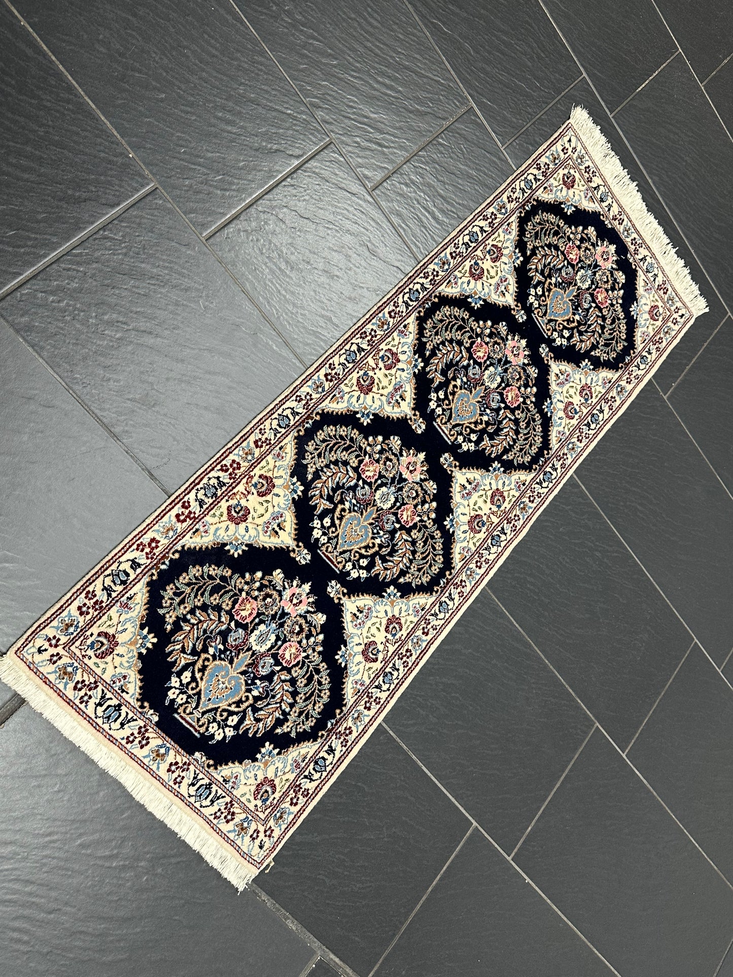 Orientteppich handgeknüpft Nain fein mit Seide 142 × 50 cm