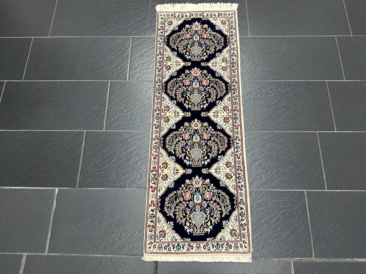 Orientteppich handgeknüpft Nain fein mit Seide 142 × 50 cm