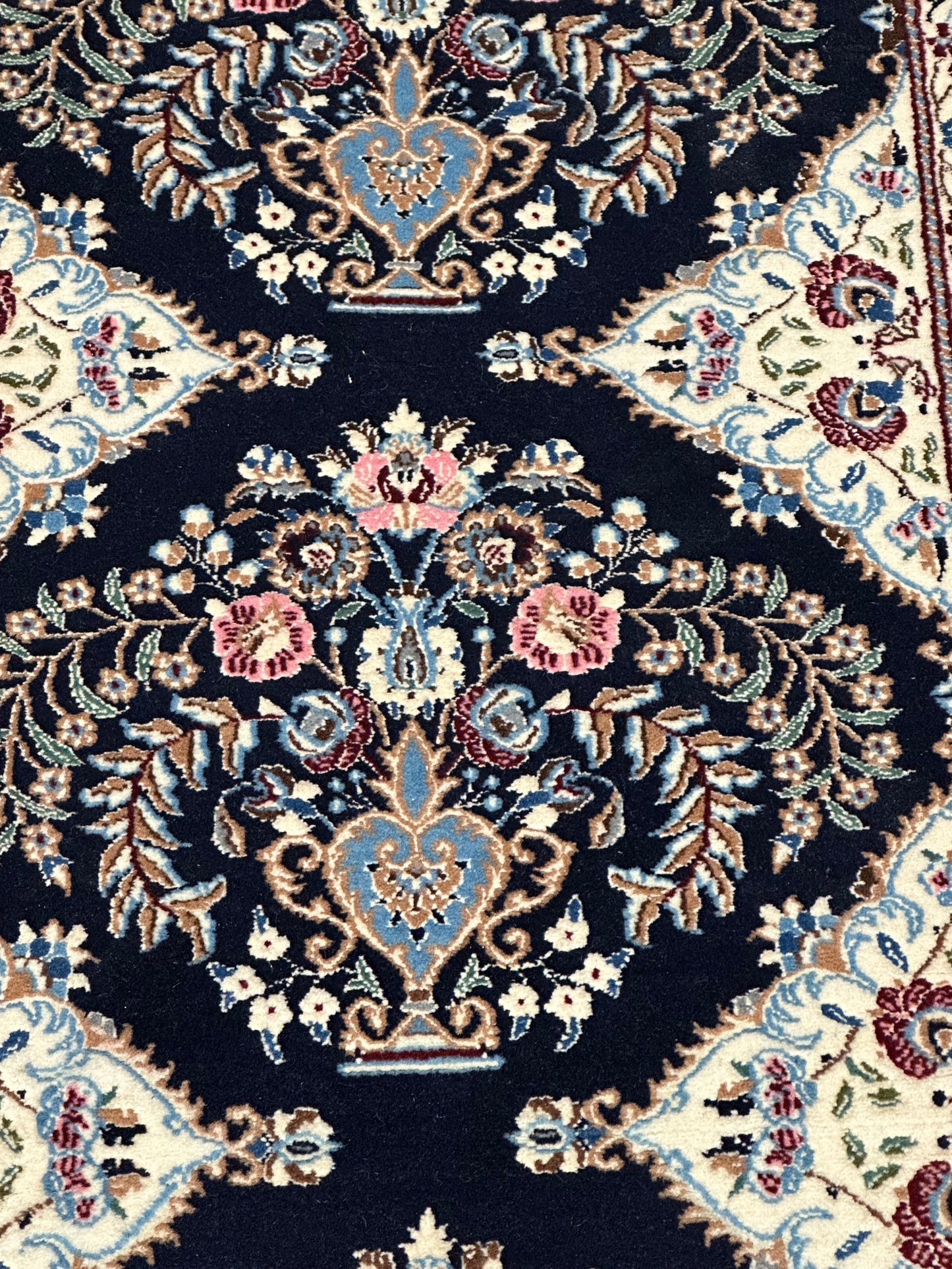 Orientteppich handgeknüpft Nain fein mit Seide 142 × 50 cm