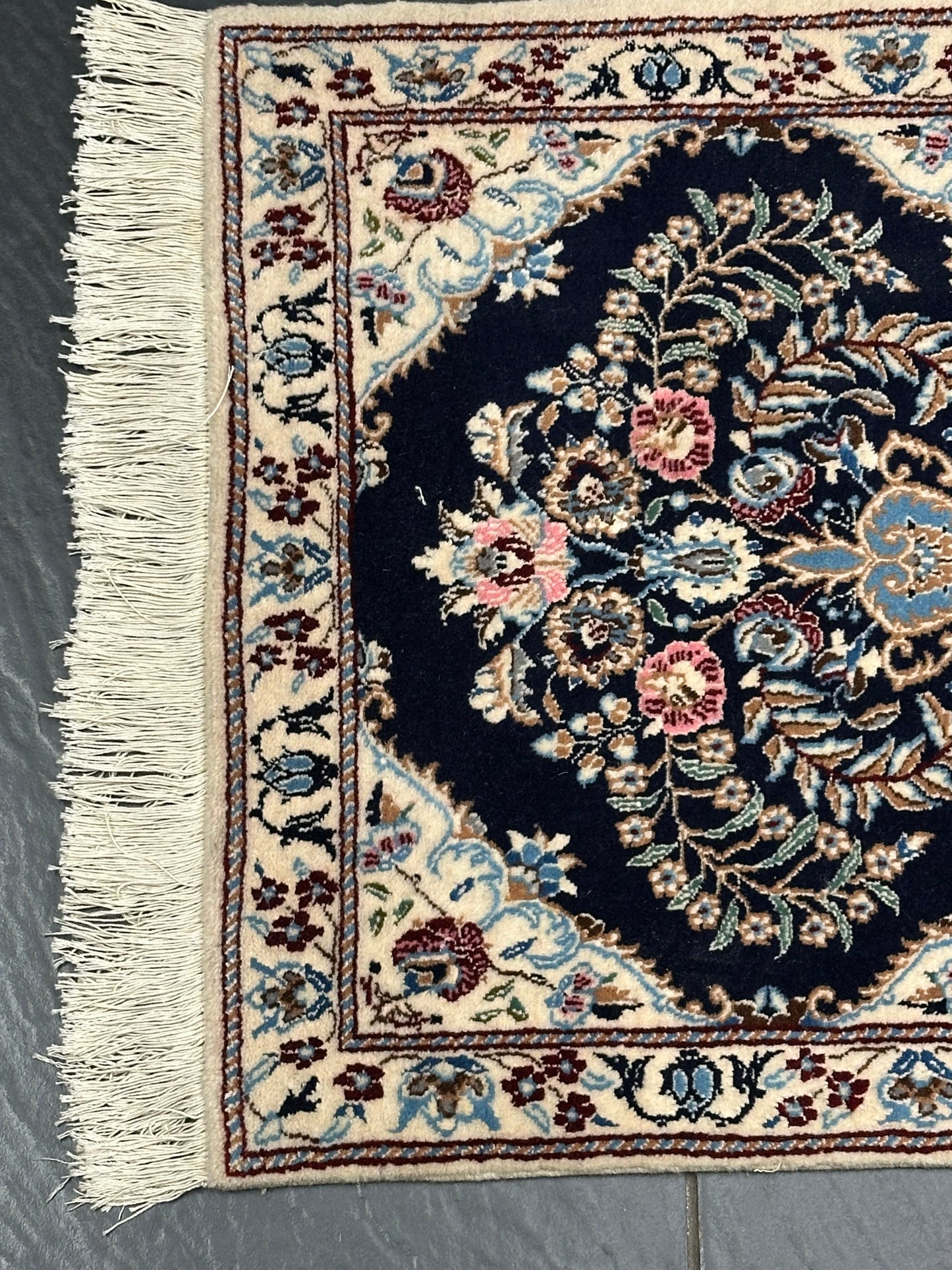 Orientteppich handgeknüpft Nain fein mit Seide 142 × 50 cm