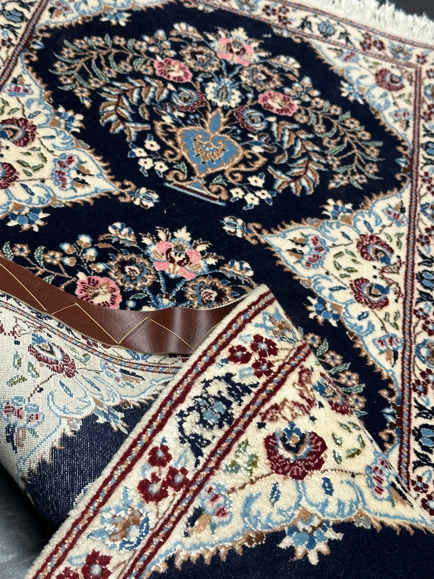 Orientteppich handgeknüpft Nain fein mit Seide 142 × 50 cm