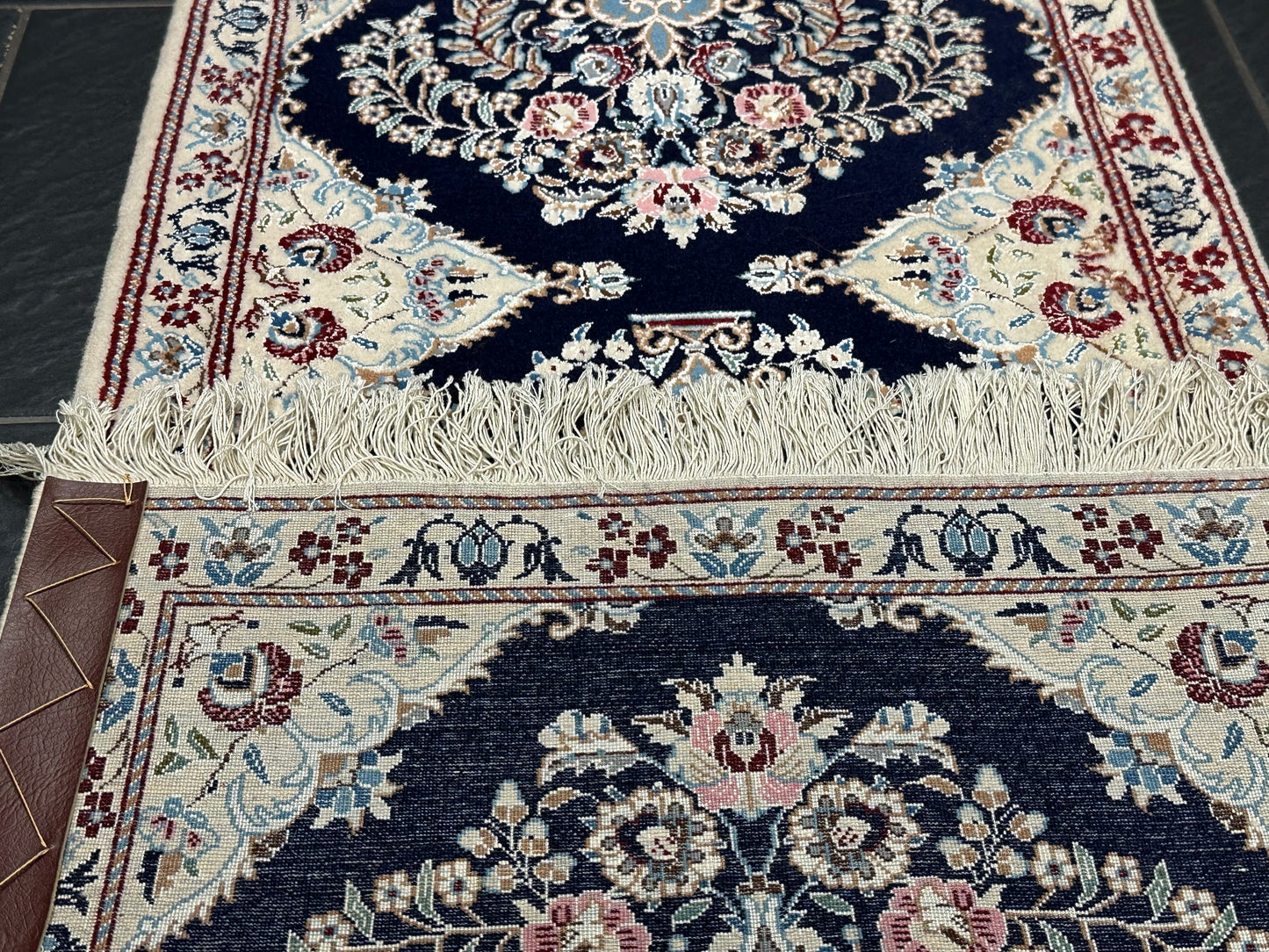 Orientteppich handgeknüpft Nain fein mit Seide 142 × 50 cm
