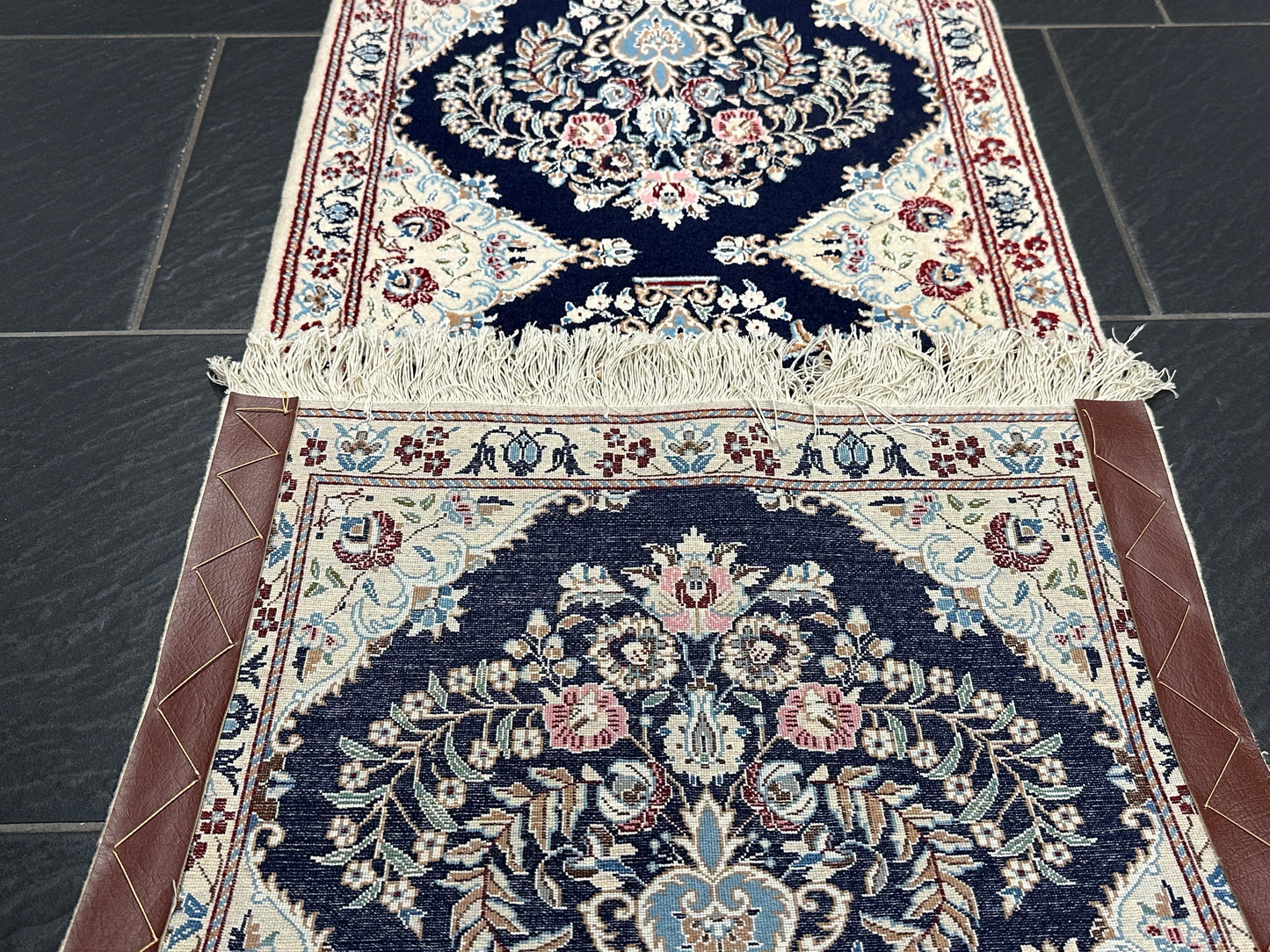 Orientteppich handgeknüpft Nain fein mit Seide 142 × 50 cm