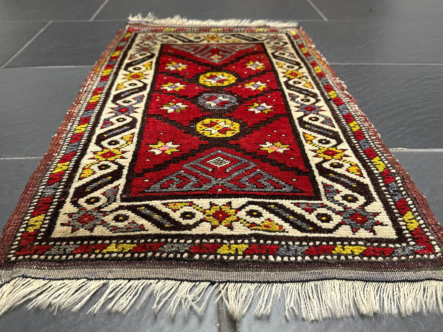 Orientteppich handgeknüpft Yürük Wolle antik Muster 78 × 45 cm