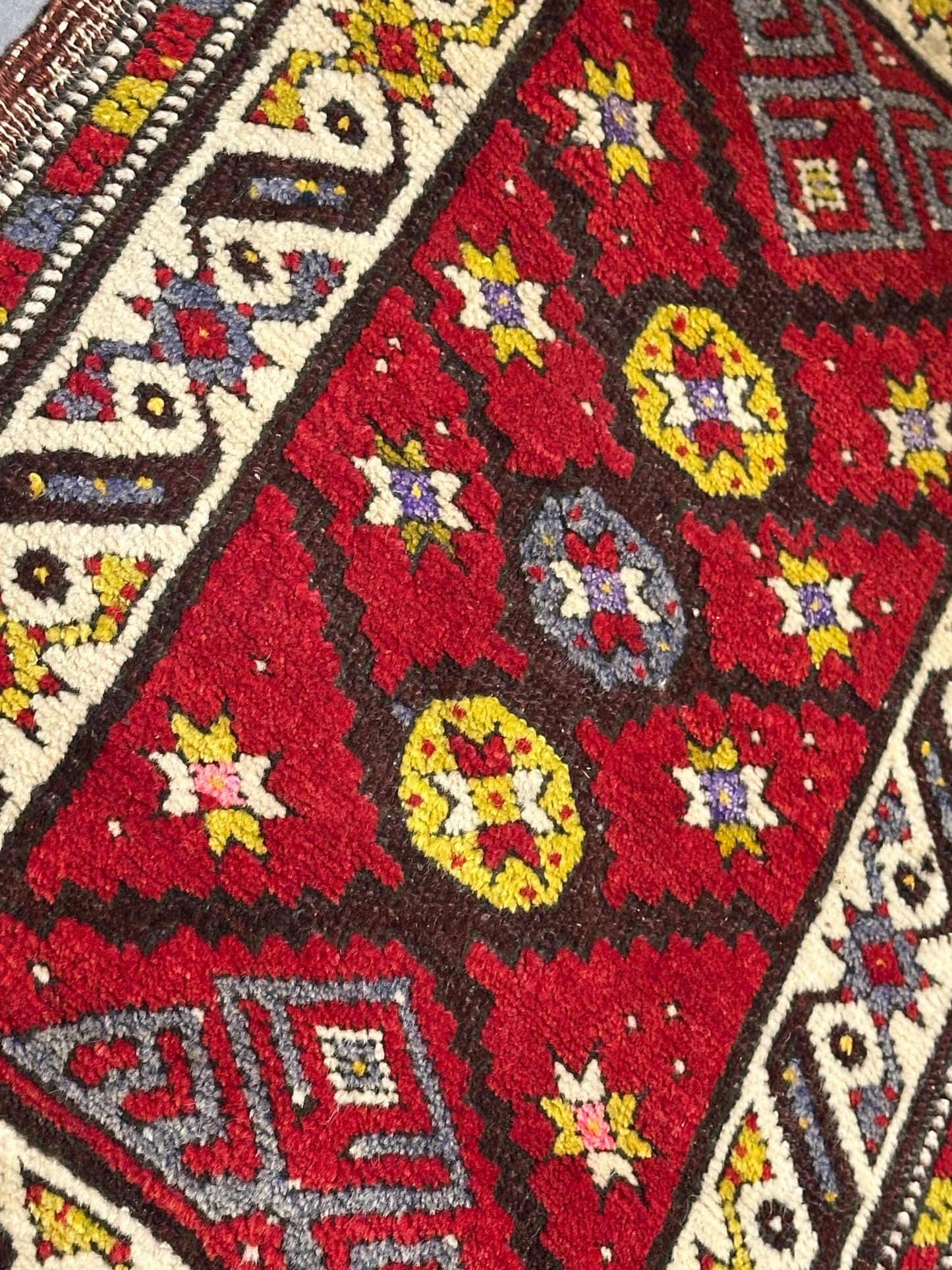 Orientteppich handgeknüpft Yürük Wolle antik Muster 78 × 45 cm