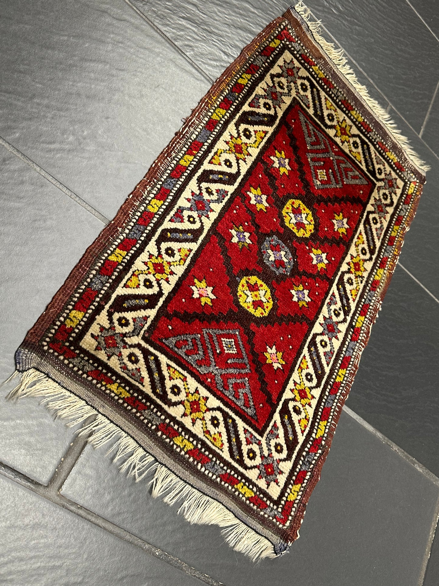 Orientteppich handgeknüpft Yürük Wolle antik Muster 78 × 45 cm