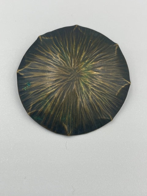 Antike runde Brosche aus Bronze – Unikat mit kunstvollem Muster von UWE